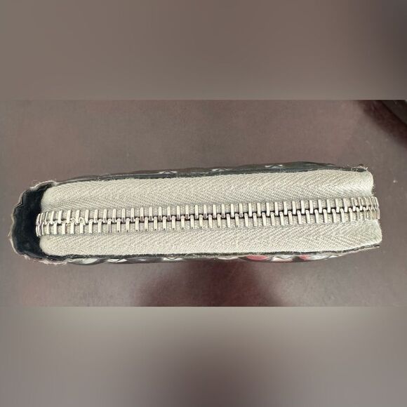 Valentino Garavani Silver Quilted Leather
Rockstud Spike Zip Around Wallet - Picture 6 of 11